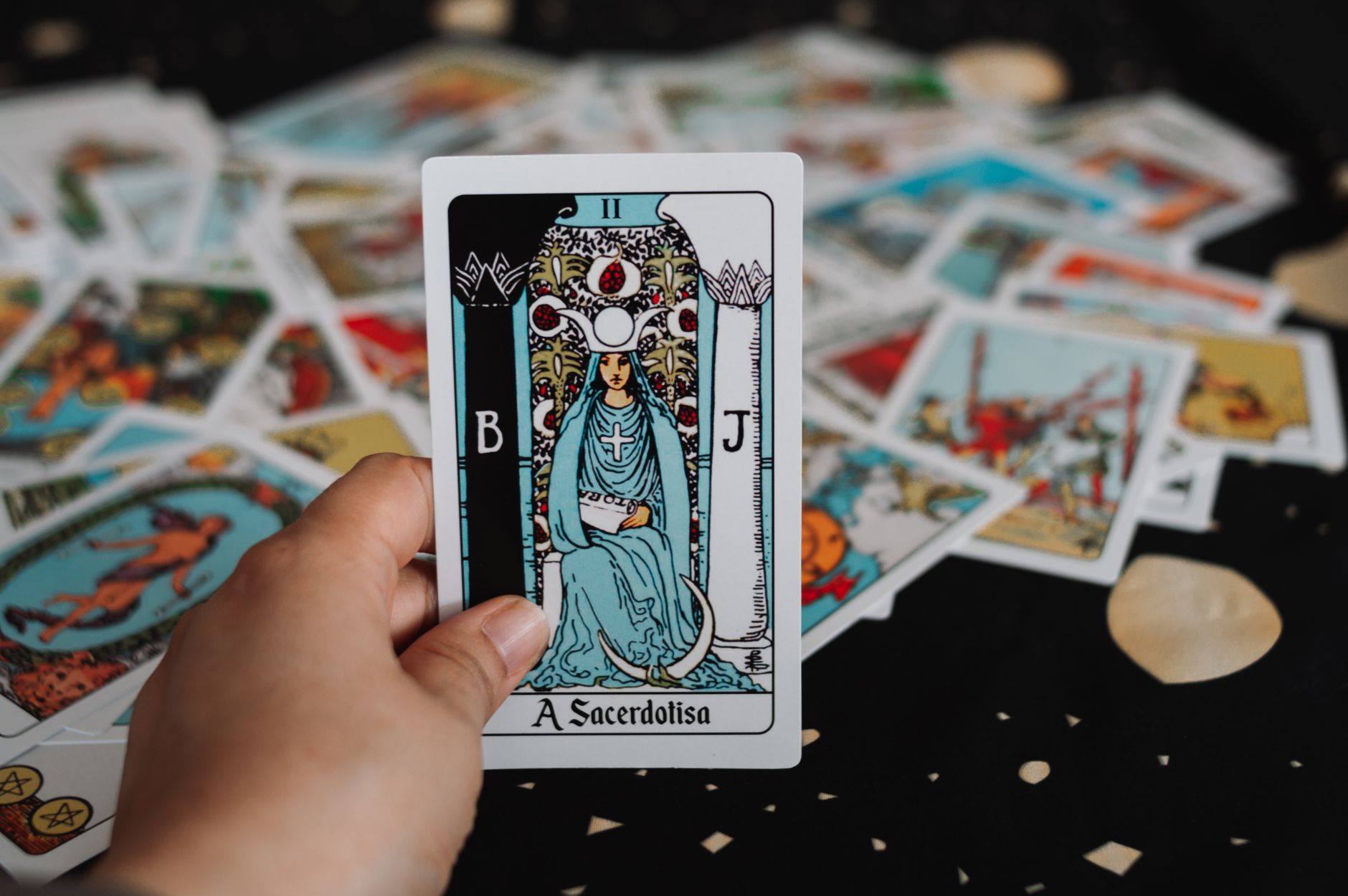 How to Read Tarot Cards for Beginners in 2025 - moonrituallibrary