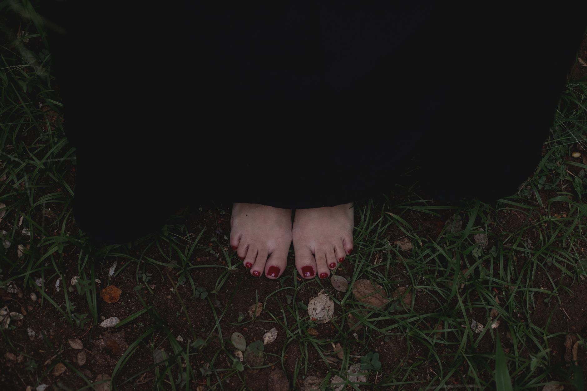 Grounding vs Earthing for Witches: Which Technique Is Best for You? - moonrituallibrary
